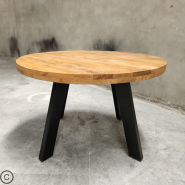 Apportez une touche de raffinement naturel et de modernité à votre intérieur avec cette magnifique table ronde style industriel KUKUU, idéale pour créer une ambiance chaleureuse et conviviale.